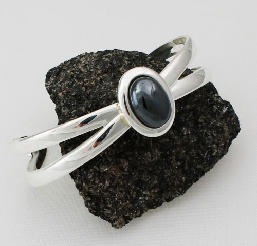 Hematite-Bow-Bangle Hematite-Bow-Bangle