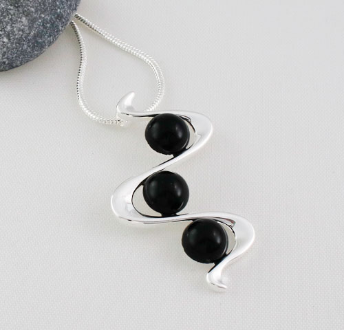 Onyx-Zigzag-Pendant Onyx-Zigzag-Pendant